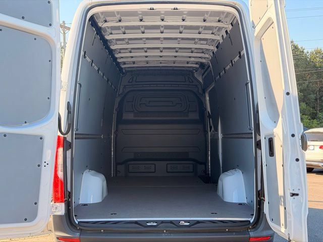Used 2025 Mercedes-Benz Sprinter 2500 image 12