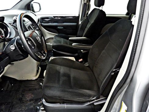 Used 2016 Dodge Grand Caravan SE FWD image 8