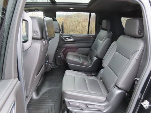 Certified 2022 Chevrolet Suburban LT w/ LT Signature Package image 29