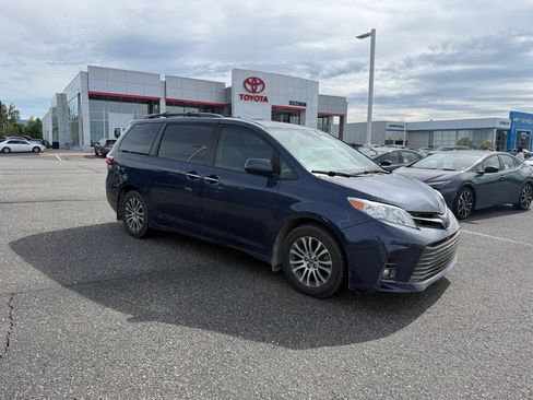 Used 2018 Toyota Sienna XLE Premium FWD image 1