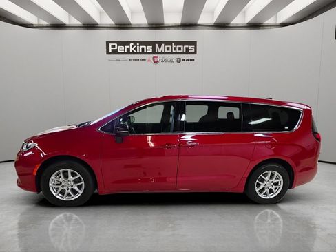 Used 2025 Chrysler Pacifica Select FWD image 2