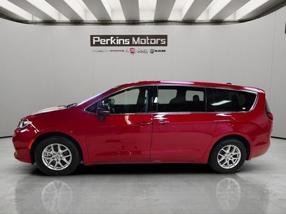 Used 2025 Chrysler Pacifica Select