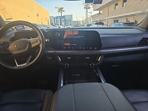 Used 2025 Chevrolet Suburban Z71 image 7