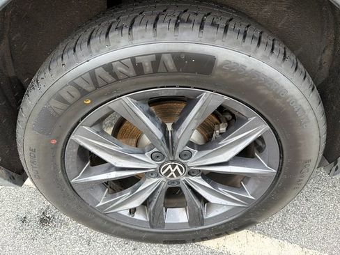 Used 2022 Volkswagen Tiguan SE w/ Panoramic Sunroof Package FWD image 17