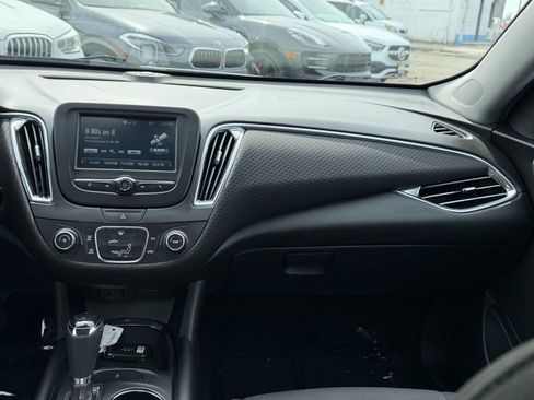 Used 2017 Chevrolet Malibu LT image 4