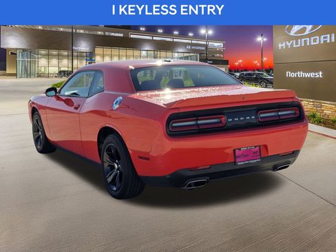 Used 2019 Dodge Challenger SXT image 9