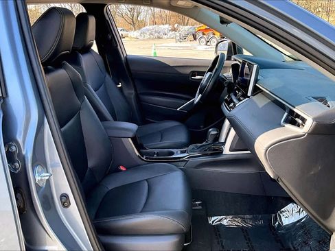 Used 2025 Toyota Corolla Cross XLE w/ Convenience Package image 9