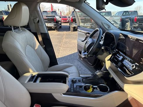 Used 2021 Toyota Highlander Platinum image 13