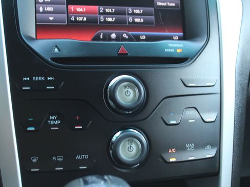 Used 2013 Ford Explorer XLT image 34