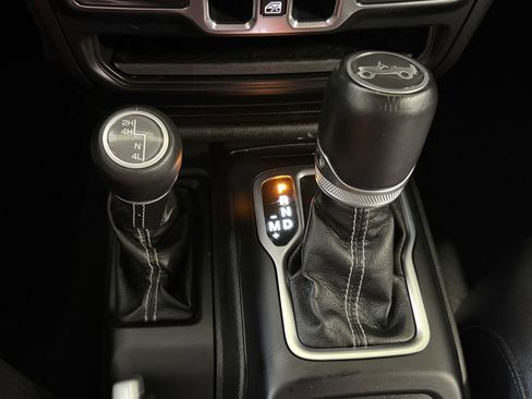 Used 2018 Jeep Wrangler Unlimited Sahara AWD/4WD image 13