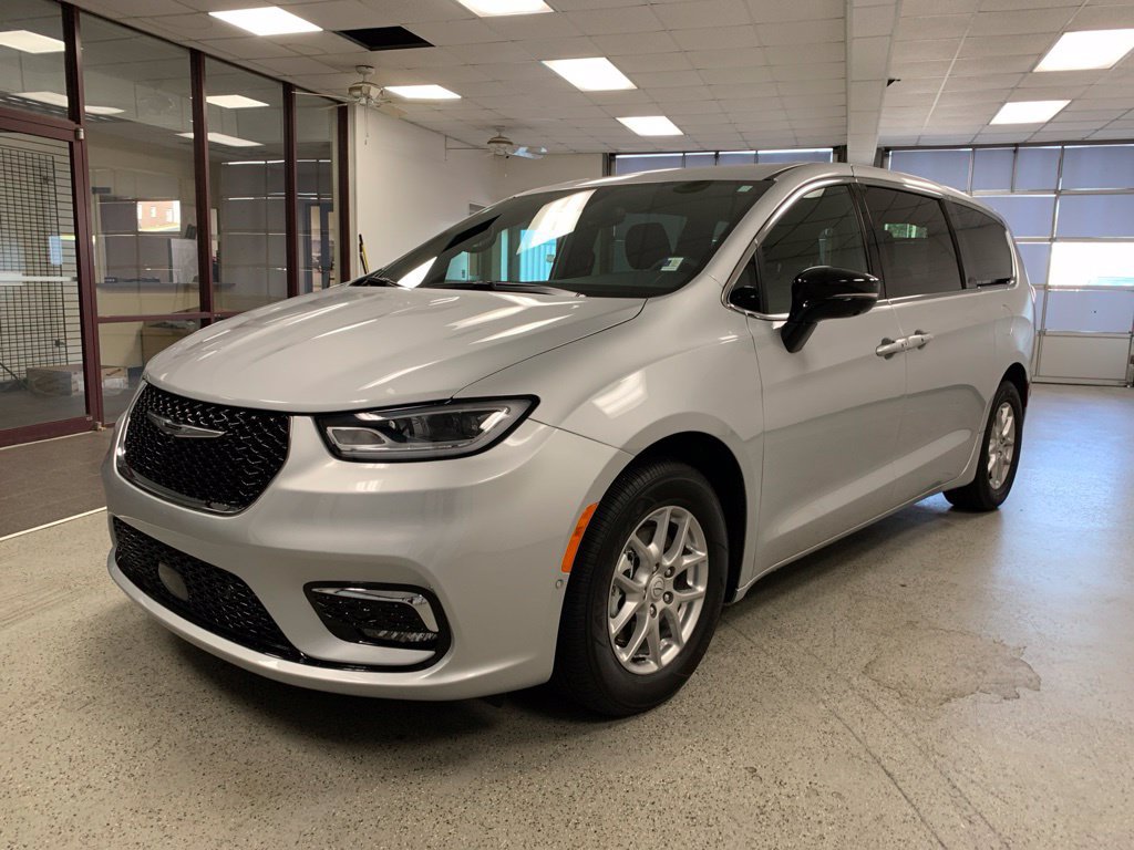 Used 2026 Chrysler Pacifica Select FWD image 3
