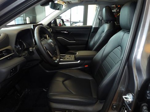 Used 2024 Toyota Highlander XLE AWD/4WD image 27