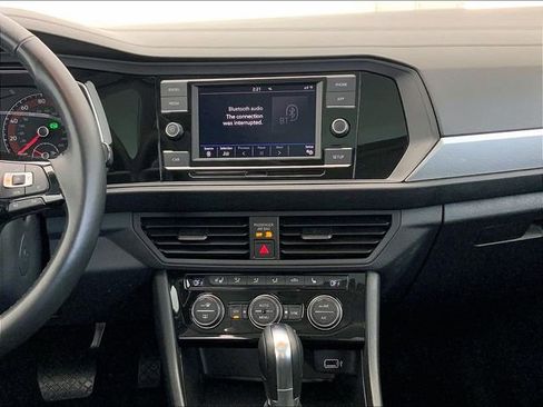 Used 2019 Volkswagen Jetta SE w/ Cold Weather Package FWD image 15