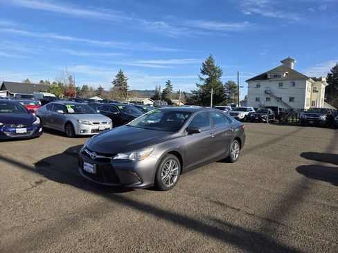Used 2015 Toyota Camry LE image 1