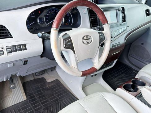 Used 2013 Toyota Sienna Limited w/ Premium Pkg FWD image 4