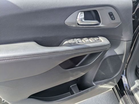 Used 2025 Chrysler Pacifica Select image 15