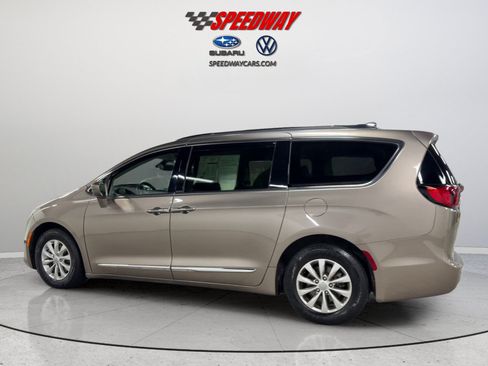Used 2018 Chrysler Pacifica Touring-L FWD image 9