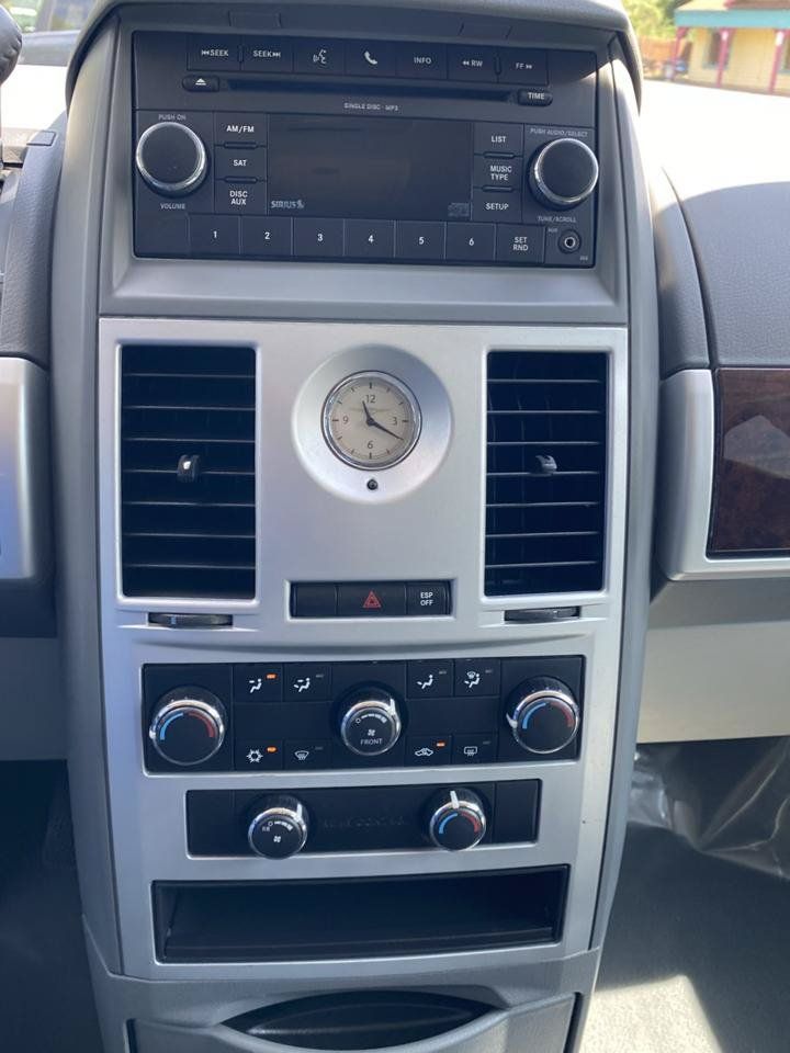 Used 2010 Chrysler Town & Country Touring w/ Family Value Group FWD image 17