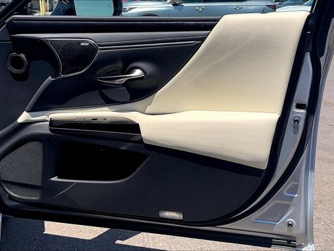 Used 2022 Lexus ES 300h w/ Accessory Package 2 FWD image 19