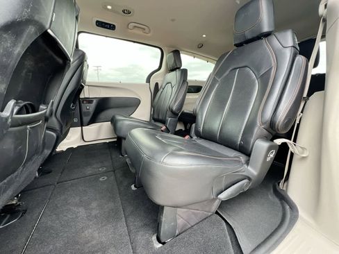 Used 2018 Chrysler Pacifica Touring-L Plus FWD image 19