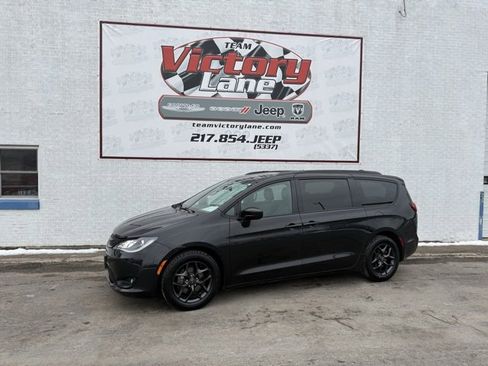 Used 2019 Chrysler Pacifica Touring-L Plus w/ S Appearance Package image 1