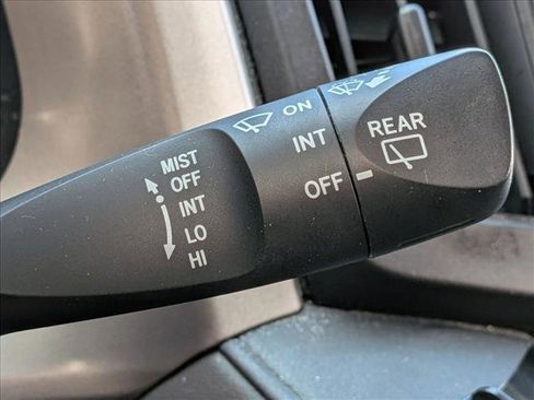 Used 2018 Toyota RAV4 LE FWD image 13
