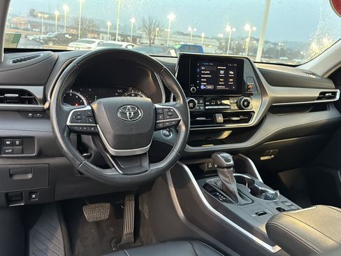 Certified 2023 Toyota Highlander XLE image 16