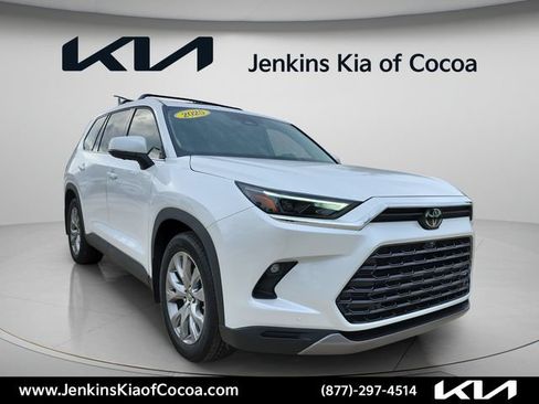 Used 2025 Toyota Grand Highlander FWD image 2