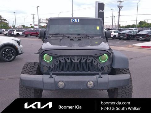 Used 2018 Jeep Wrangler Unlimited Sahara AWD/4WD image 5