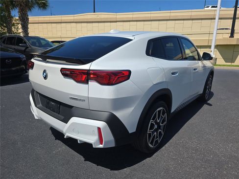 Used 2025 BMW X2 xDrive28i AWD/4WD image 3