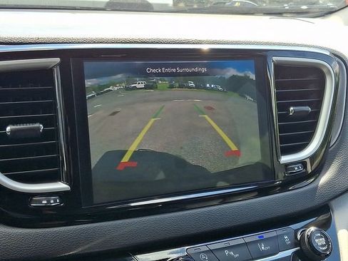 Used 2024 Chrysler Pacifica Touring-L FWD image 19