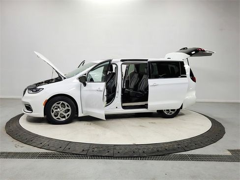 Used 2024 Chrysler Pacifica Limited image 12