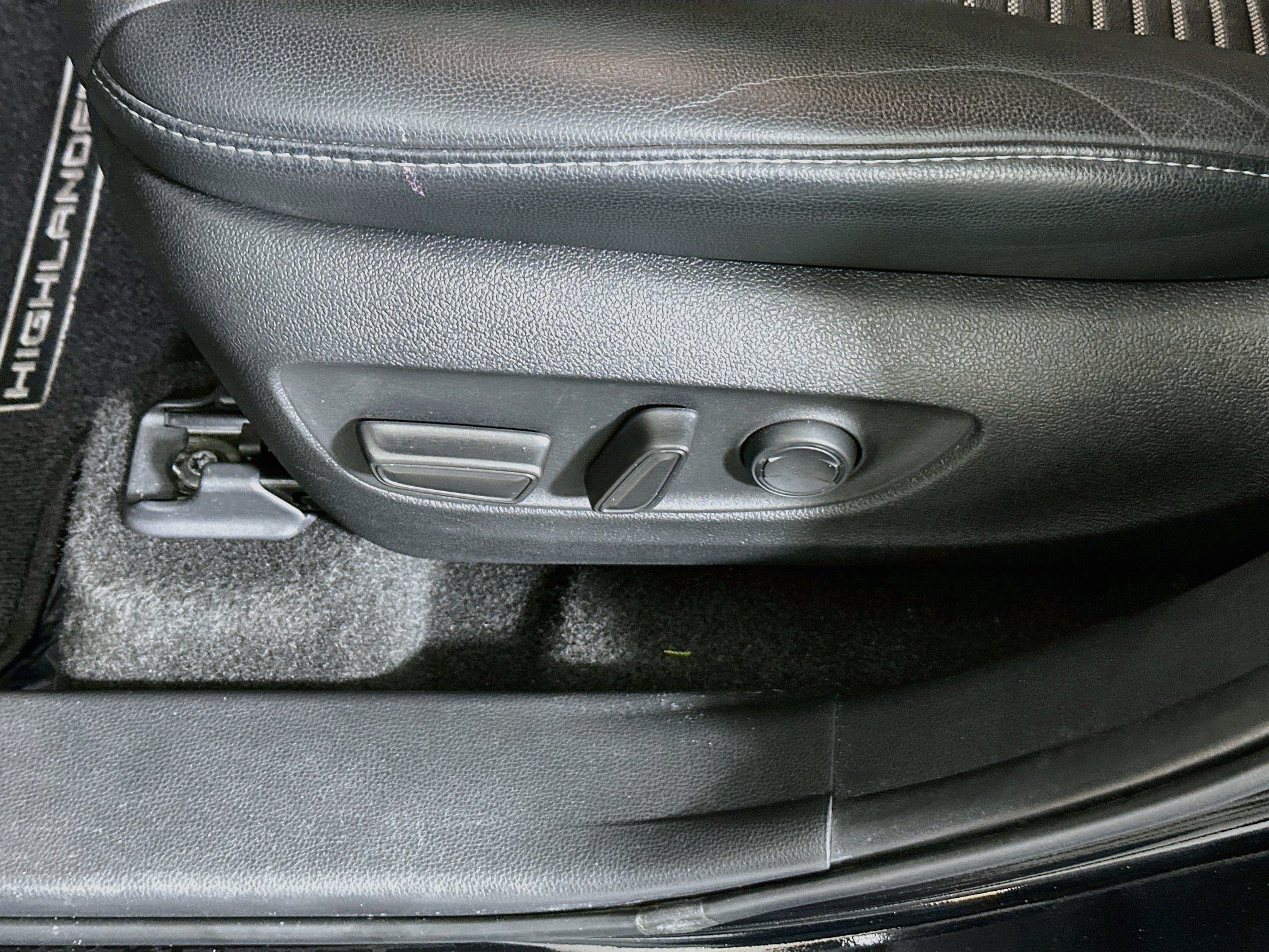 Used 2023 Toyota Highlander XSE FWD image 13
