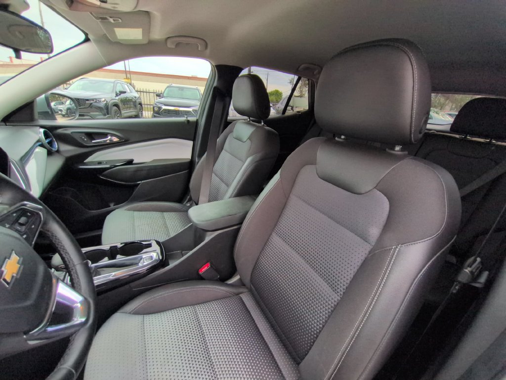 Used 2025 Chevrolet Trax LT w/ LT Convenience Package FWD image 24