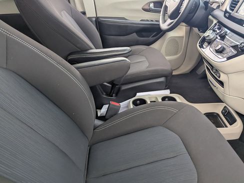 Used 2022 Chrysler Voyager LX image 12