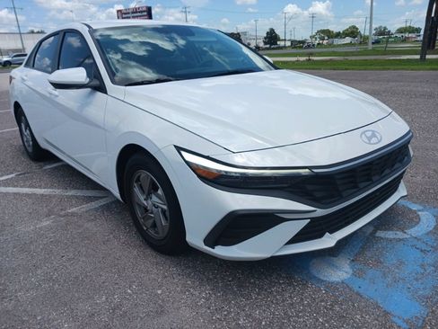 Used 2025 Hyundai Elantra SE FWD image 1