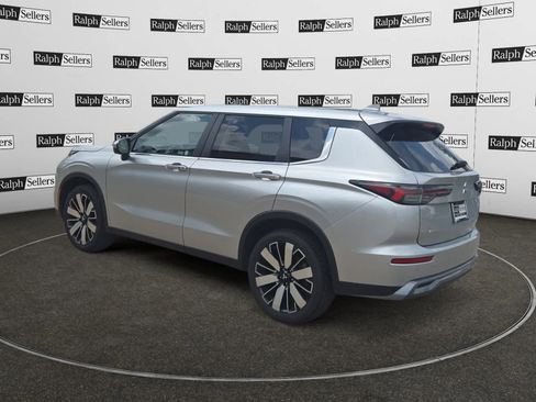 Used 2025 Mitsubishi Outlander SE AWD/4WD image 4