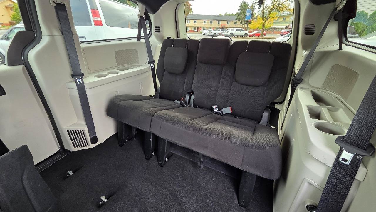 Used 2016 Dodge Grand Caravan SE FWD image 18