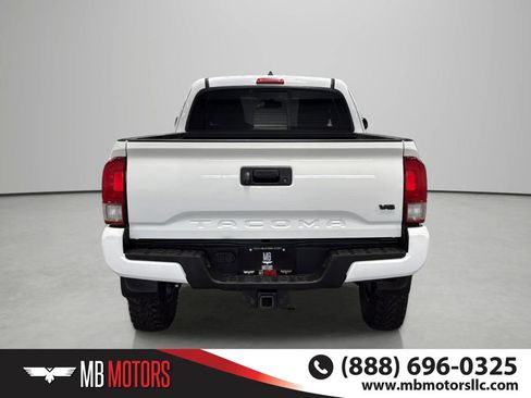 Used 2017 Toyota Tacoma TRD Off-Road AWD/4WD image 5