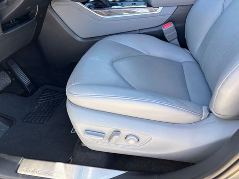 Certified 2025 Toyota Highlander Limited image 24