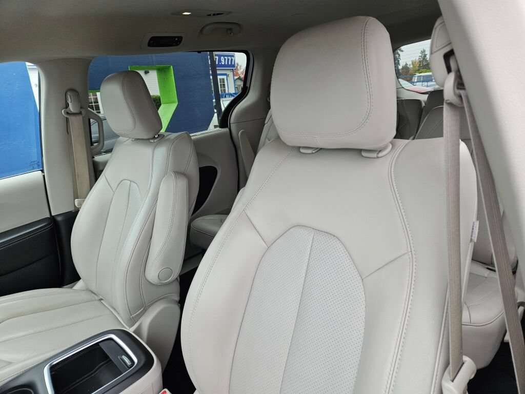 Used 2021 Chrysler Pacifica Touring-L FWD image 15