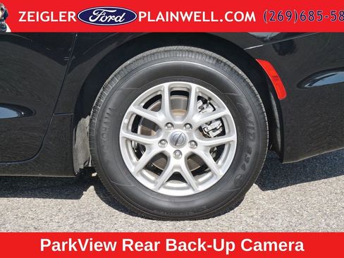 Used 2024 Chrysler Pacifica Touring-L FWD image 9
