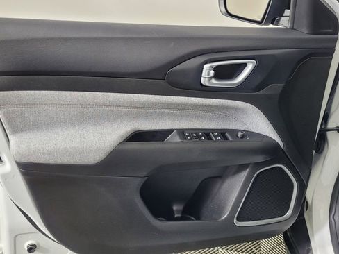 Used 2024 Jeep Compass Latitude image 11