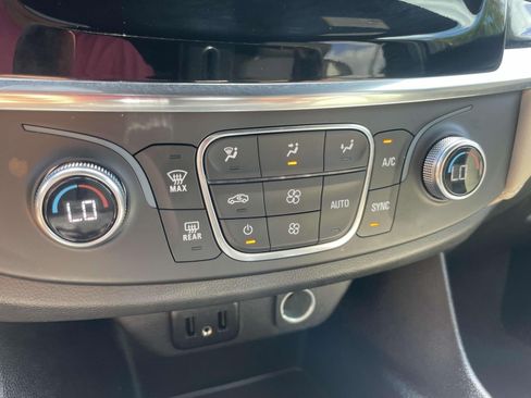 Used 2023 Chevrolet Traverse LS FWD image 28