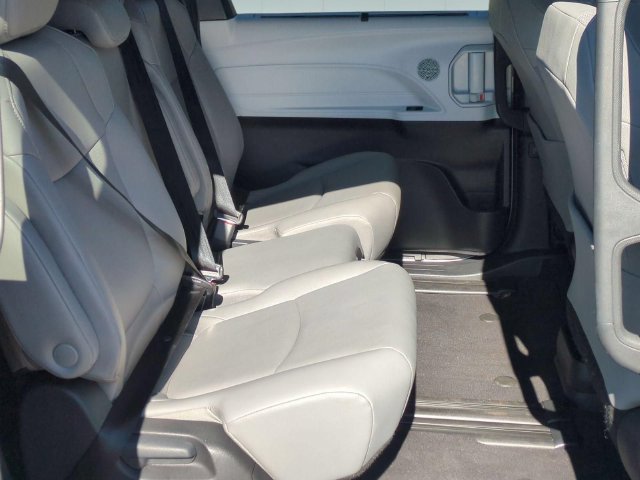 Used 2026 Toyota Sienna XLE FWD image 31