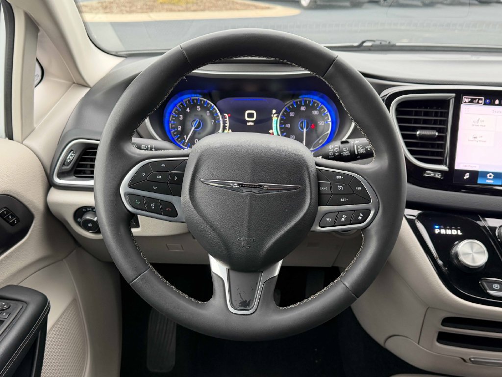 Used 2024 Chrysler Pacifica Touring-L FWD image 33