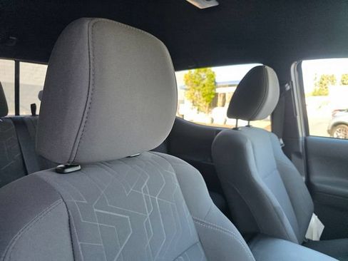 Used 2018 Toyota Tacoma TRD Off-Road w/ Technology Package AWD/4WD image 18