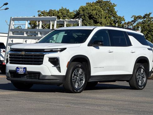 Used 2025 Chevrolet Traverse LT FWD image 11