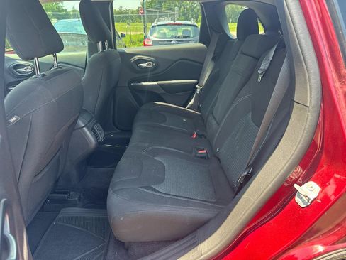 Used 2019 Jeep Cherokee Latitude w/ Popular Appearance Group AWD/4WD image 11