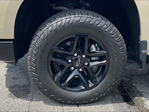 Used 2022 Chevrolet Silverado 1500 LT Trail Boss w/ LPO, Dark Essentials Package AWD/4WD image 9